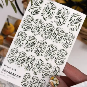 Naklejki żelowe na paznokcie SOVADECOR to nowy trend wśród stylistek paznokci, który jest popularny na Instagramie. Unikalny styl naklejek da niepowtarzalny efekt i na pewno podbije Twoich klientów, przyciągnie nowych i podniesie poziom umiejętności Twojego salonu piękności. APLIKACJA: – Zrób manicure i nadaj pożądany kształt paznokciom. – Usuń pył i odtłuść płytkę. – Nałóż bazę Rubber (w razie potrzeby wzmocnij paznokcie żelem). – Przymierz naklejki Sovadecor do paznokci i dopasuj ich szerokość do płytki (szerokość naklejki powinna być o 0,5 mm mniejsza niż widoczna szerokość paznokcia, zaleca się użycie paska papieru dla wygody). Filmik dotyczące stosowania naklejek żelowych jest dostępny na naszym Instagramie – Odklej naklejkę, przytrzymując jej prostokątny koniec. – Przyłóż zaokrąglony koniec naklejki do nasady paznokcia. – Po przyłożeniu naklejki na paznokieć zaczynając od nasady wygładź ją gumowym kopytkiem lub pomarańczowym patyczkiem uważając, aby nie powstały zagięcia i pęcherzyki. Szczególną uwagę należy zwrócić na boki i wolny brzeg paznokcia. – Nadmiar naklejki na szczycie paznokcia należy spiłować pilnikiem kierując go ruchem z góry na dół. – Nałóż bazę Rubber i wysusz paznokcie w lampie. – Nałóż TOP i wysusz paznokcie w lampie. Więcej informacji i przykłady pracy z tymi produktami można zobaczyć na naszym Instagramie