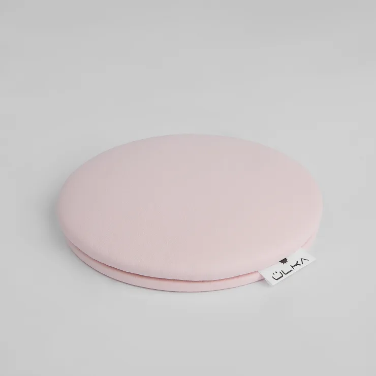 Poduszka pod łokieć ULKA z jasnoróżowej ekoskóry 1 poduszka ULKA pod łokieć