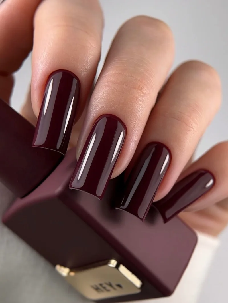 HEYLOVE Gel Polish WOODLAND, 15 ml – Lakier ciemna wiśnia