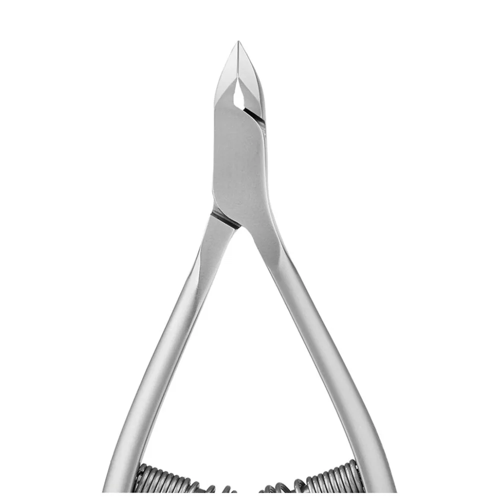 Cążki do skórek Staleks SMART NS-30-5 5 mm 5 Cążki do skórek Staleks SMART NS-30-5 5 mm Profesjonalne cążki do skórek Staleks SMART NS-30-5 zostały zaprojektowane z myślą o precyzyjnym i wygodnym cięciu skórek. To niezastąpione narzędzie w pracy stylistki paznokci, podologów oraz w profesjonalnych salonach kosmetycznych. ✅ Długość ostrza: 3 mm, 4 mm, 5 mm, 7 mm ✅ Proste krawędzie tnące pod kątem ✅ Część tnąca z charakterystycznym występem „piętowym” ✅ Zaokrąglone, skrócone uchwyty dla większego komfortu Cążki posiadają stylowe satynowe wykończenie, które jest przyjemne w dotyku, a matowa powierzchnia zapobiega odbijaniu światła i chroni wzrok użytkownika. Najważniejsze cechy: Profesjonalne szlifowanie ręczne dla perfekcyjnej ostrości. Wyjmowana sprężyna spiralna zapewnia płynne działanie i długą żywotność. Starannie wypolerowany przegub zawiasu gwarantuje równomierny ruch otwierania. Ostrzenie pastą GOI zwiększa odporność na korozję. Wykonane z wysokostopowej stali nierdzewnej. Odporne na sterylizację w suszarni i autoklawie. Możliwość dezynfekcji specjalistycznymi preparatami. Cążki do skórek Staleks SMART świetnie sprawdzą się zarówno do manicure klasycznego, jak i jako narzędzie wspomagające podczas manicure i pedicure sprzętowego.